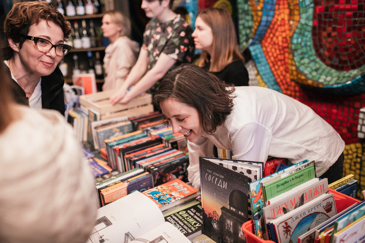 Благотворительная гаражная книжная распродажа и маркет «Фонарь»