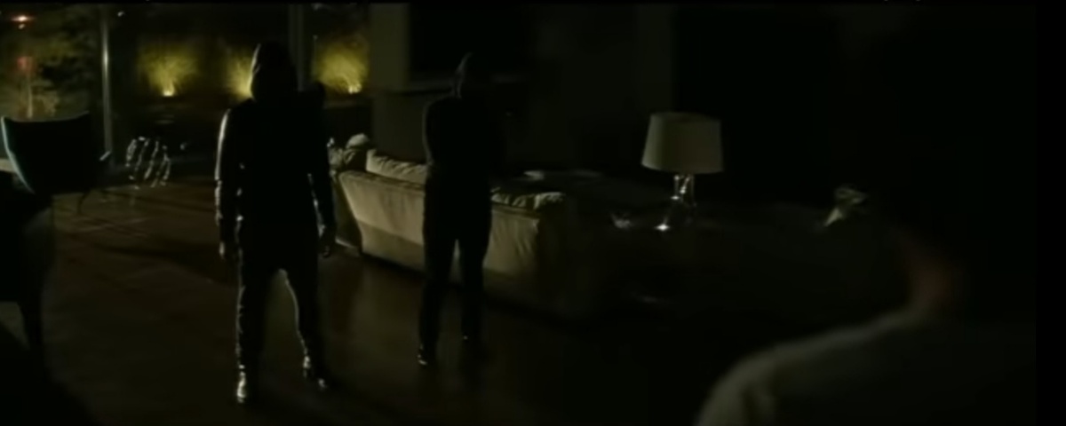 1. Сцена где малолетки избивают Джона и убивают его собаку полная несуразица. Этому терминатору пули, сбивание машиной, падение с крыши дома не почём, а тут тюк битой по голове и ногами отметили, бред да и только. Он босле этой биты должен был только взбодриться как от чашки кофе.