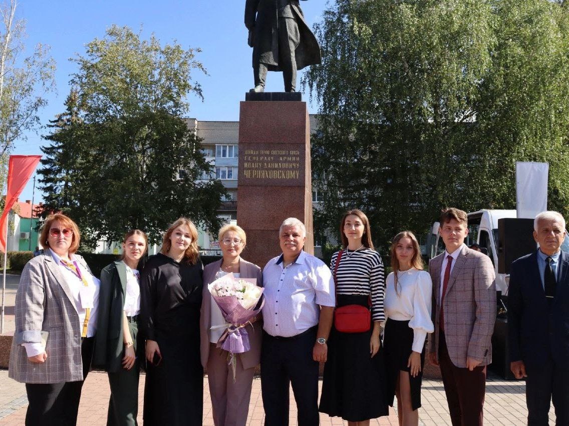 Руководитель Межрайонного зонального центра «Черняховск» Юрий Новиков в центре