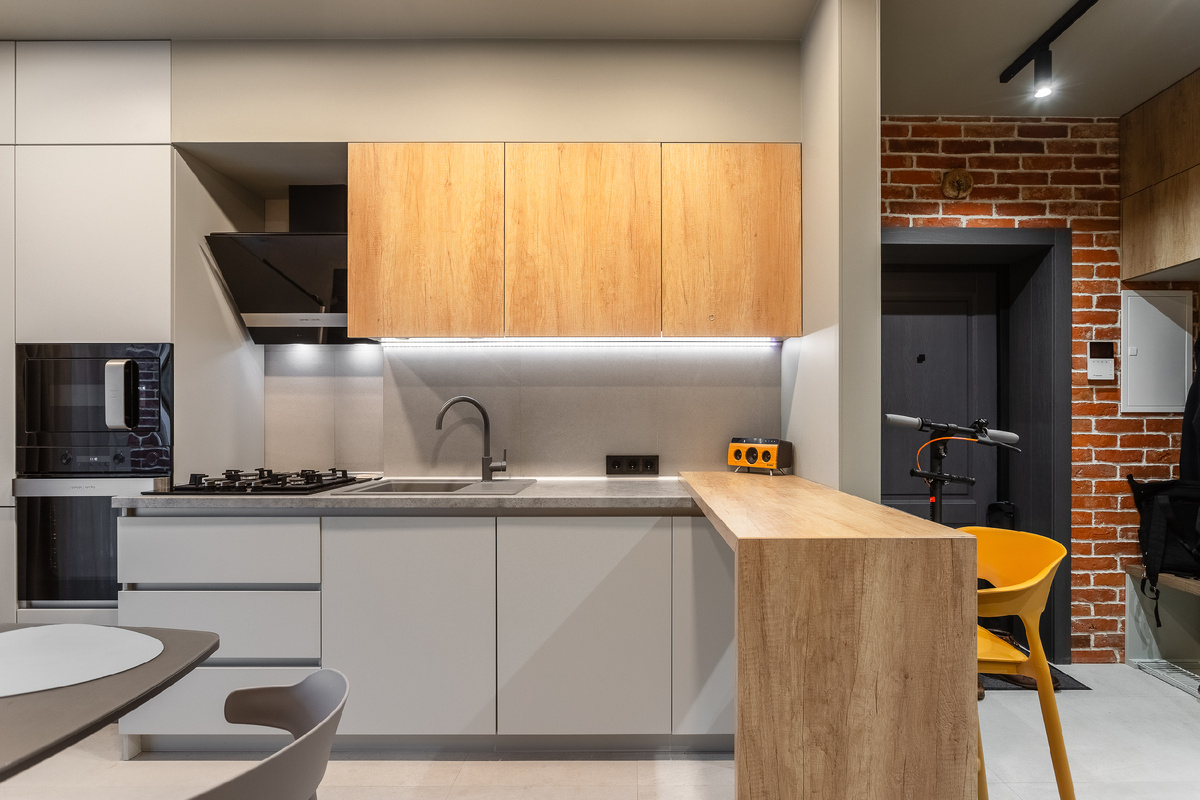 Кухня в современном стиле с барной стойкой