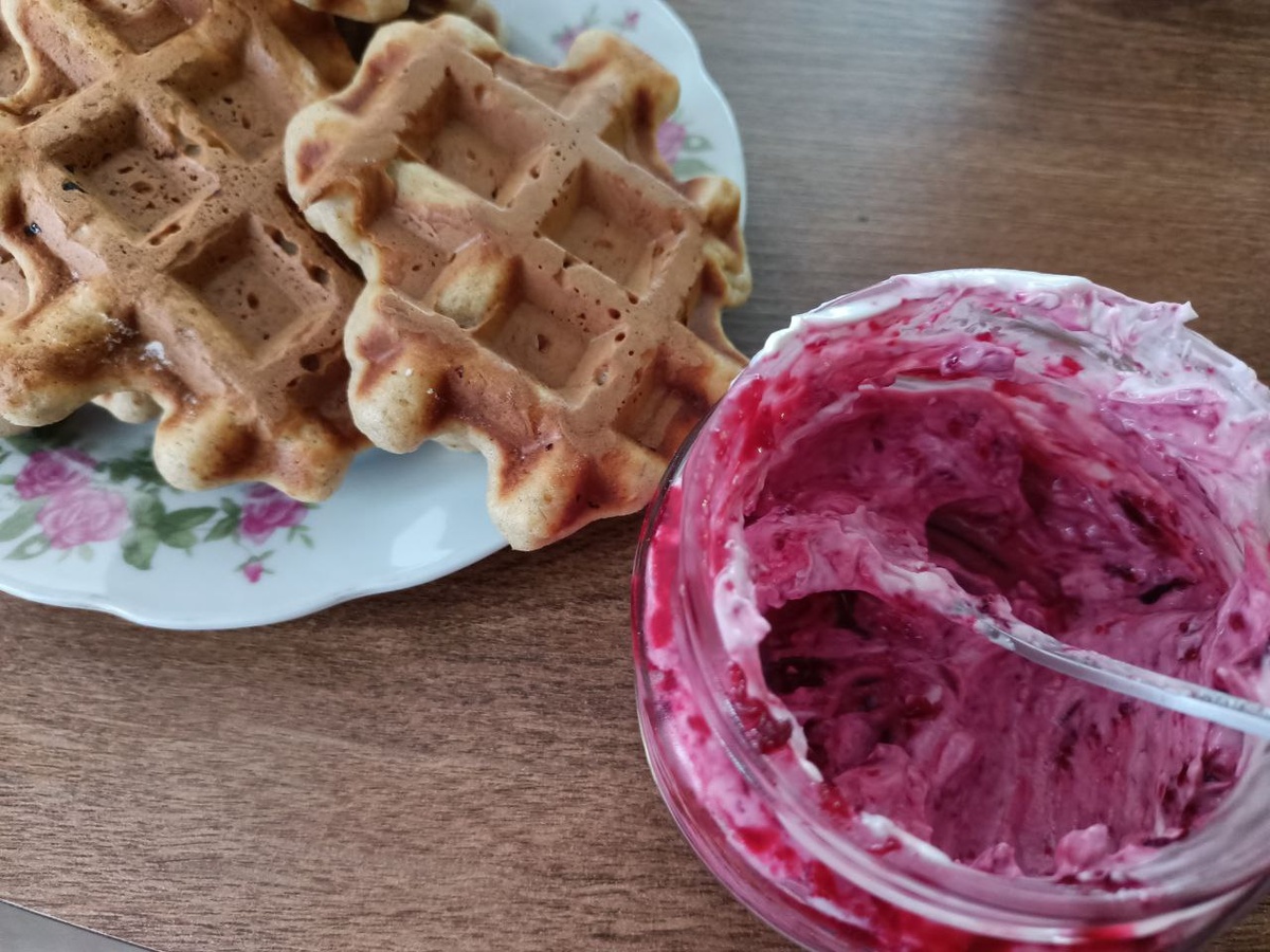 Банановые вафли с вишневой намазкой (вишневый джем + сливочный сыр), приготовлено без рецепта