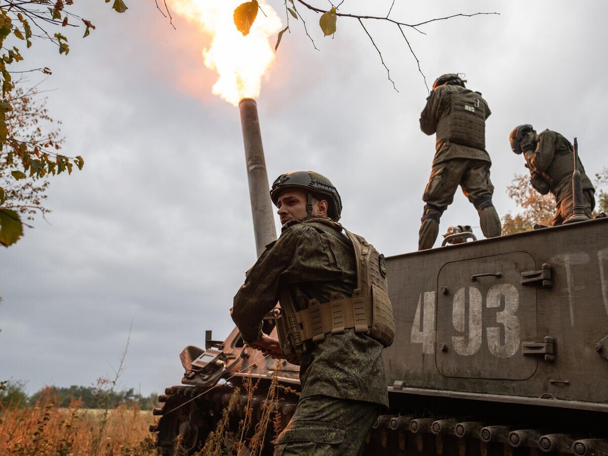    Работа военнослужащих 17-й гвардейской артиллерийской бригады 3 армейского корпуса на 240-мм самоходном миномете 2с4 "Тюльпан" в зоне проведения специальной военной операции© РИА Новости / Сергей Бобылев
