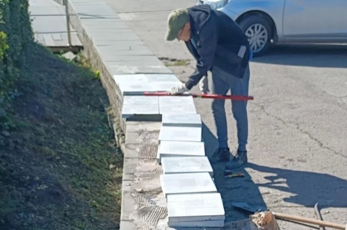    На парапете бульвара Новый Венец меняют часть облицовочной плитки
