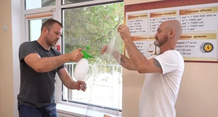 Окна в школах Севастополя обклеили специальной плёнкой. Фото из телеграм-канала Михаила Развожаева