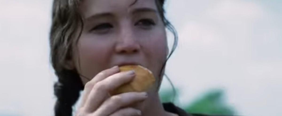 1. На удивление выросшие в раене где постоянно голодают главные герои выглядят очень даже откормленными, наверное на праздник откармливали чтобы заколоть.