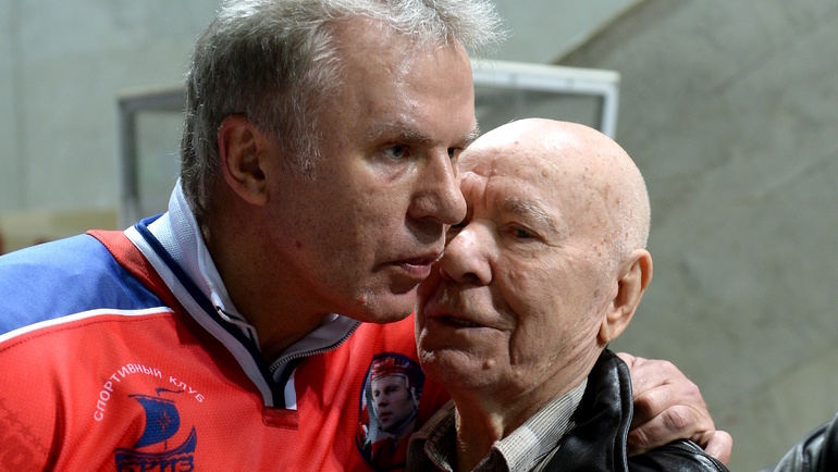    Вячеслав Фетисов с отцом Александром.Владимир Беззубов photo.khl.ru