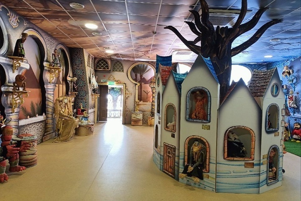    В центре музейного пространства – волшебное дерево как древний значимый символ, в котором переплетаются время, сезоны, сказка и быль. Татьяна ПЕТУНИНА