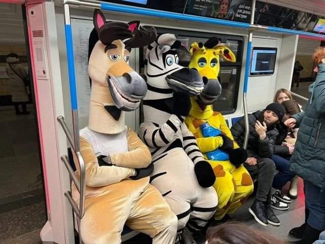 Еще одна подборка забавных фотографий из метро