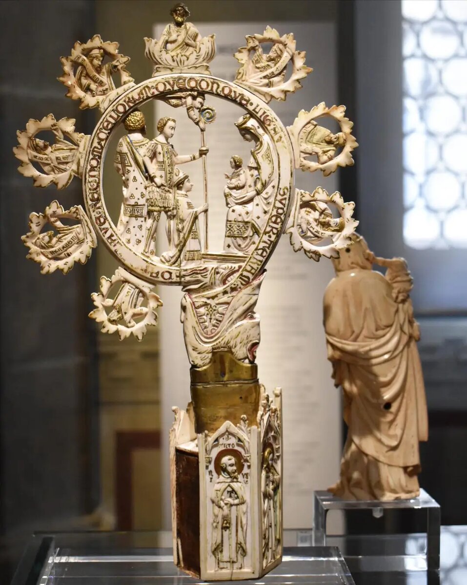 Один из экспонатов, навершие епископского посоха из слоновой кости, 14 век.