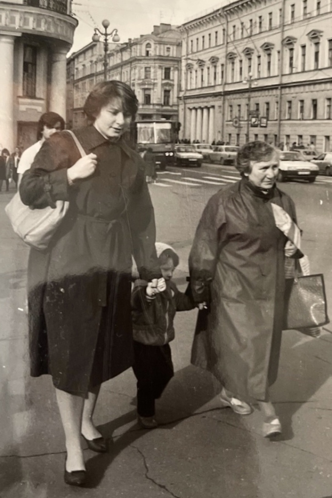 Дария с дочкой и тетей, 1990 год.