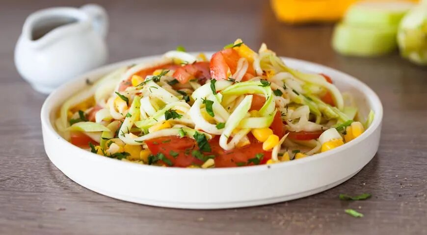   Салат из кабачка, помидоров и кукурузы (ООО «Издательский дом «Гастроном»)