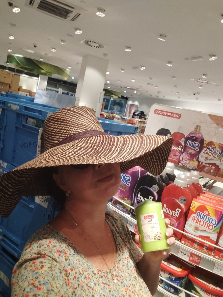 Шикарная шляпа. И зелёная свеча для уюта. Дочь подарила эту свечу Вове🫶 