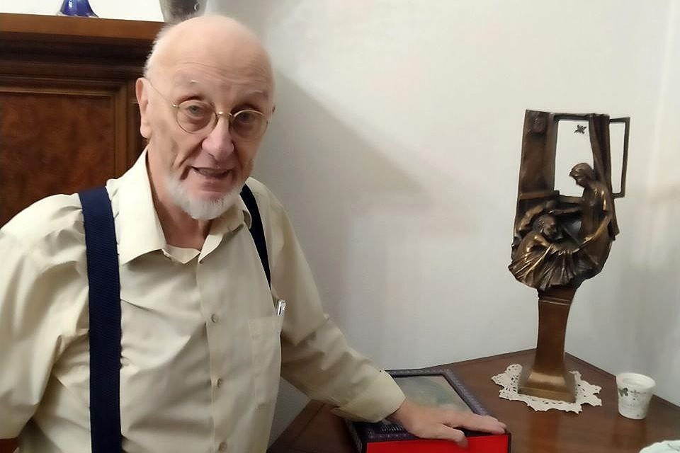    Глеб Глинка с макетом памятника покойной жене. Фото: Дмитрий Бабич