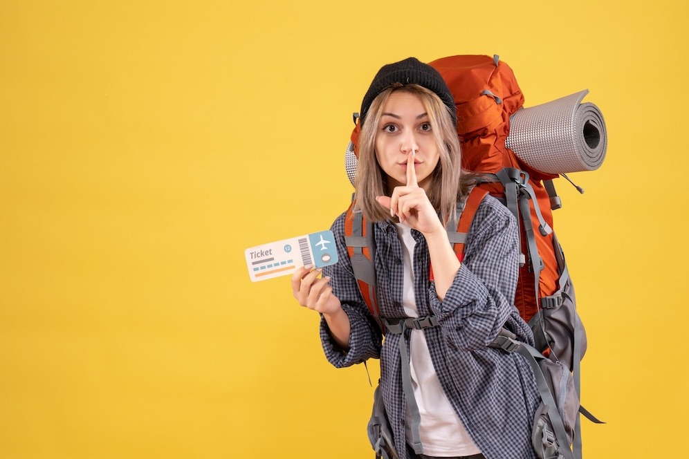 Источник: https://img.freepik.com/free-photo/traveler-woman-with-backpack-holding-ticket-making-hush-sign_179666-38891.jpg?t=st=1741957929~exp=1741961529~hmac=ef9d1b778bc7e869a70de9ca67a11aecbd7b3add18c233096bfebe5af51ccf08&w=996