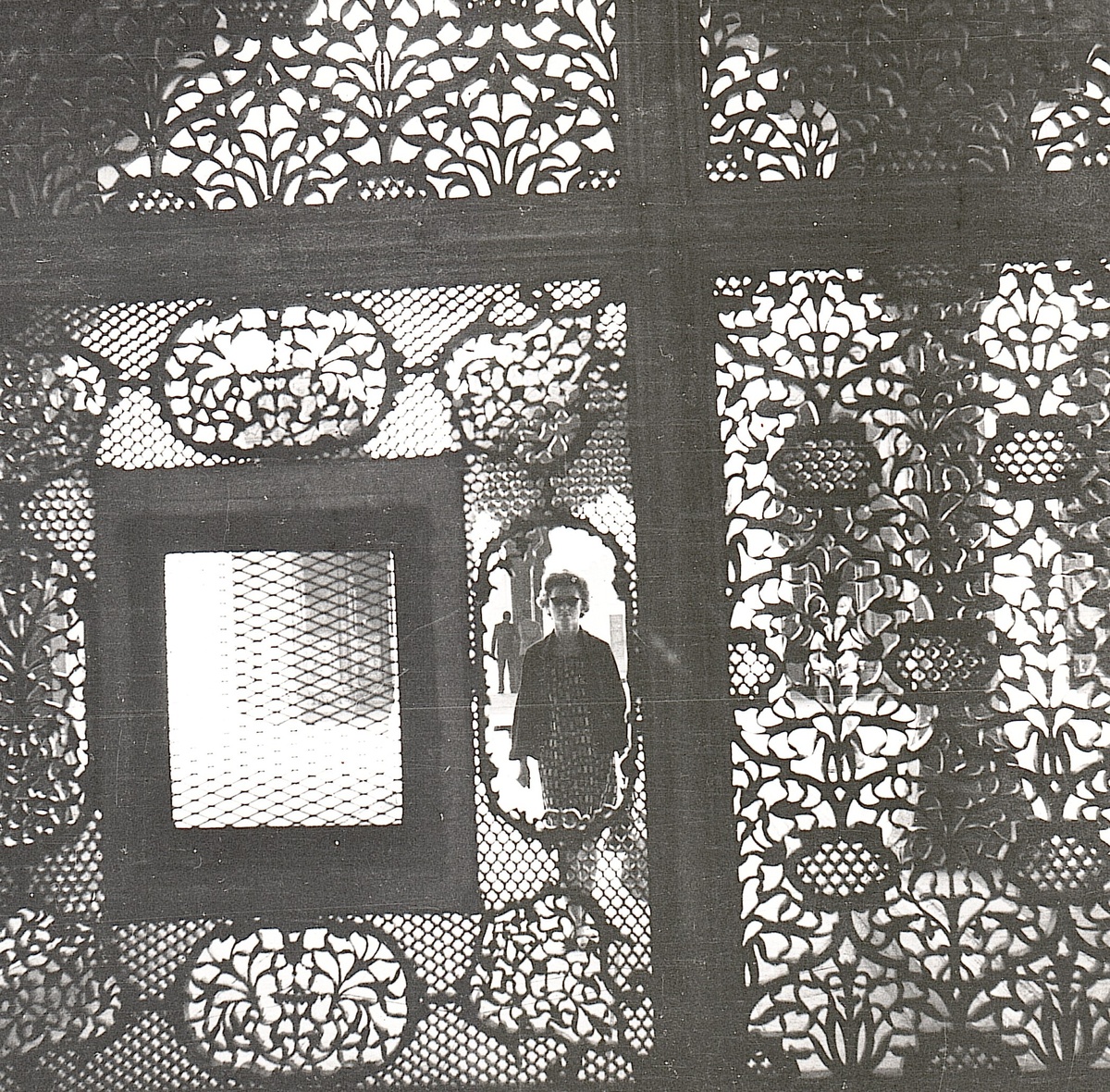 Честно говоря, не знаю где именно сделана фотка, возможно и в Кашмире, а может и банально в Дели. Главное, на ней моя мама