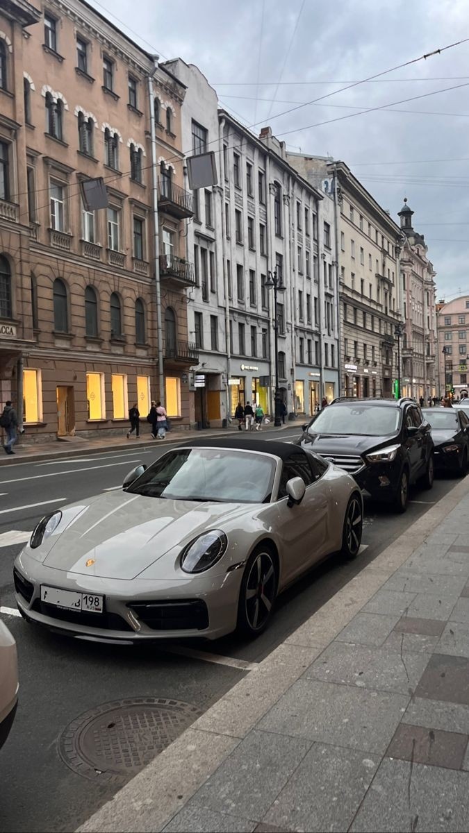 Попробуйте испытать чувство голода, посмотрев на этот прекрасный серый Porsche, идеально сочетающийся с улицами Петербурга. Чуть позже узнаете, почему я попросил вас об этом. 