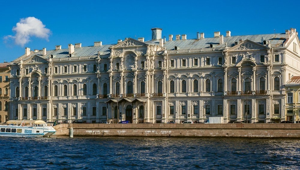 Вид на Новомихайловский дворец со стороны Невы. Там сейчас находятся Институт восточных рукописей и другие действующие учреждения РАН, поэтому попасть туда можно только с экскурсией, записавшись заранее (такие экскурсии редки), и предоставив паспорт.