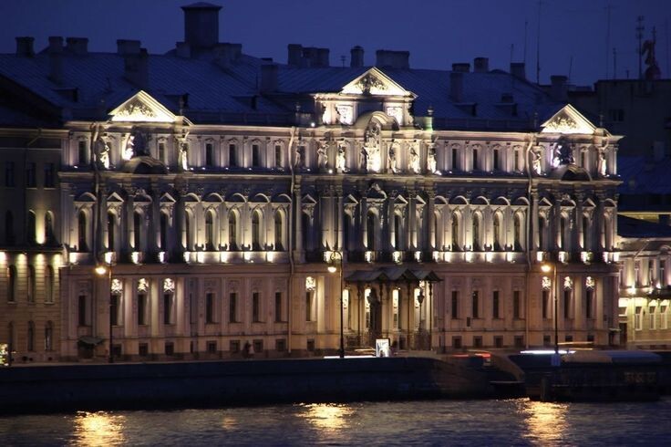 Новомихайловский дворец с ночной подсветкой