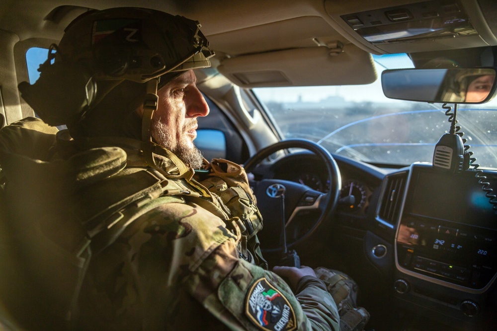    Генерал-майор Апти Алаудинов предпочитает находиться, где его бойцы, а не отсиживаться в кабинете. / Александр Река / ТАСС