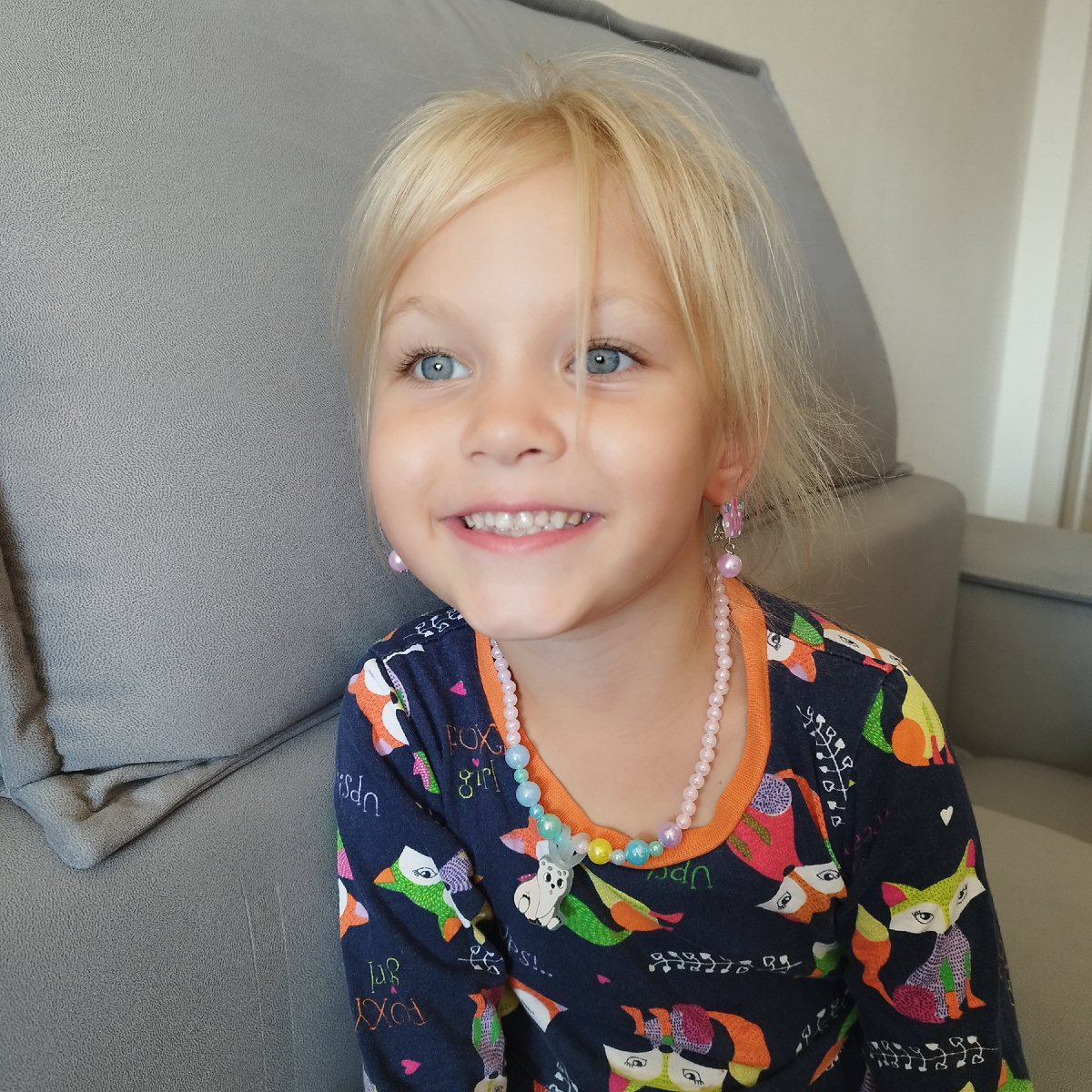 В глазах интерес и полное отсутствие терпения