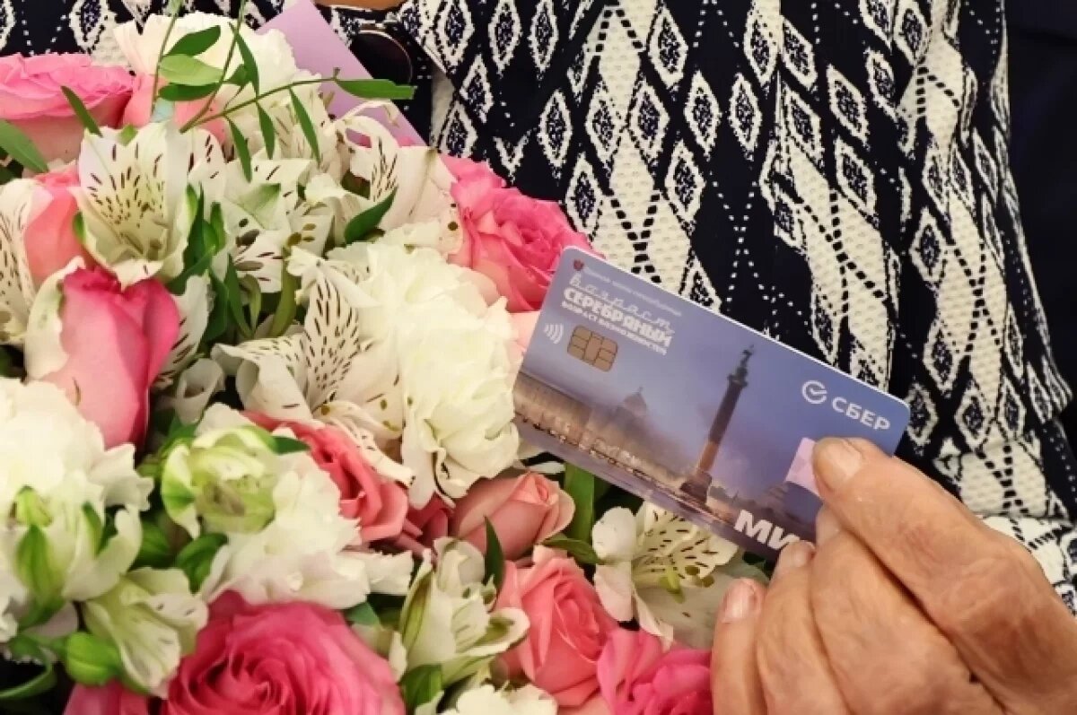    Беглов вручил ветеранам Петербурга первые карты «Серебряный возраст»