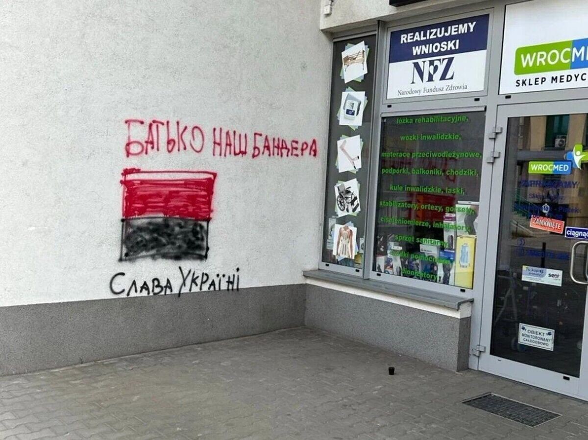    Граффити, прославляющие лидера украинских националистов и пособника гитлеровцев Степана Бандеру, во Вроцлаве© Фото : соцсети