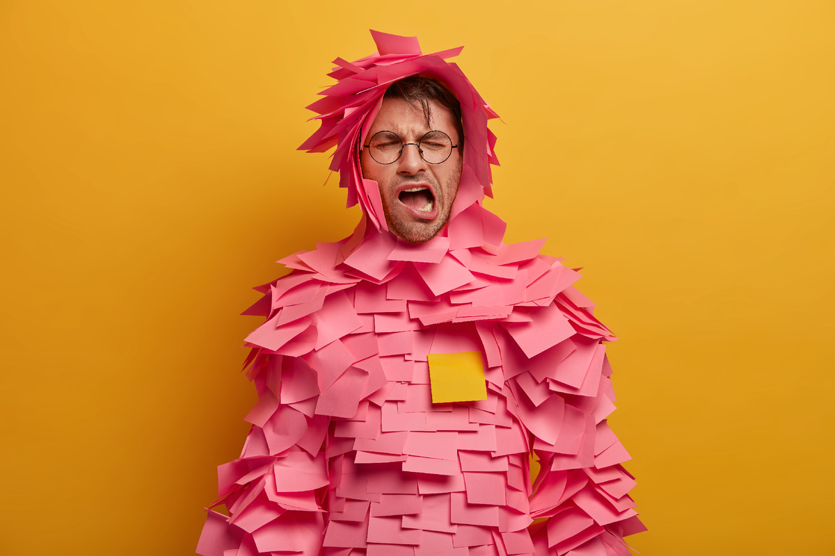 <a href="https://ru.freepik.com/free-photo/dissatisfied-tired-man-yawns-opens-mouth-keeps-eyes-shut-wears-sticky-notes-outfit-has-fun-foolishes-around-poses-bright-yellow-wall-guy-covered-with-stickers-body-head_13578425.htm#fromView=image_search&page=1&position=0&uuid=c732dd19-9d14-4f02-a769-1c3469ebdbed">Изображение от wayhomestudio на Freepik</a>