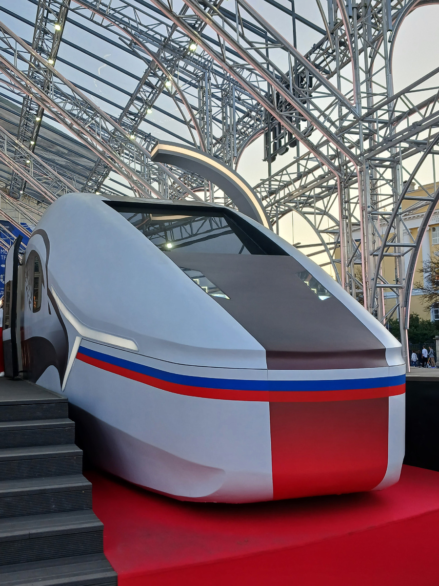 Вид на кабину "Белого кречета"