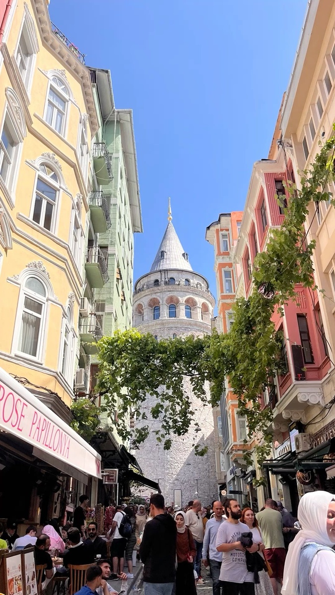 Топ-10 турецких сериалов 2024 года

Турецкая киноиндустрия продолжает процветать, предлагая разнообразные сериалы, которые покоряют сердца зрителей по всему миру. Ожидается, что 2024 год станет еще одним выдающимся годом для турецкого телевидения, и вот топ-10 самых ожидаемых сериалов:

1. Красный флаг

 Эпический исторический сериал, действие которого происходит в период Османской империи.
 Рассказывает историю группы отважных воинов, сражающихся под знаменем с красным флагом.

2. Сто лет одиночества

 Адаптация классического одноименного романа Габриэля Гарсиа Маркеса.
 Следует за семью Буэндиа через столетие одиночества и потерь.

3. Полет игл

 Шпионский триллер, действие которого происходит в современном Стамбуле.
 Рассказывает о женщине-агенте, которая должна раскрыть предателя в своей организации.

4. Незаконченный сон

 Романтическая драма с участием турецких мегазвезд Бурака Озчивита и Бушры Девели.
 Исследует сложные отношения между мужчиной, страдающим амнезией, и женщиной, в которую он влюбляется.

5. Тень любви

 Исторический сериал, действие которого происходит в период правления султана Абдулхамида II.
 Рассказывает о запретной любви между принцем и дочерью паши.

6. Город грез

 Фантастический сериал с элементами драмы и комедии.
 Следует за группой молодых людей, открывающих для себя сверхъестественный мир в центре Стамбула.

7. Искушение

 Психологический триллер, рассказывающий о женщине, которая становится одержимой идеей отомстить за смерть своей сестры.
 Исследует темы вины, травмы и одержимости.

8. Зеркало небес

 Эпический фэнтези-сериал, действие которого происходит в двух мирах: реальном и мифическом.
 Рассказывает о группе героев, которые должны сражаться со злом, чтобы спасти оба мира.

9. Завет

 Историческая драма, действие которой происходит в период создания Турецкой Республики.
 Рассказывает о сложных отношениях между семьей Ататюрка и его сторонниками.

10. Волшебный фонарь

 Драма, действие которой происходит в современном Стамбуле.
 Рассказывает о группе друзей, которые пытаются найти смысл и счастье в жизни, сталкиваясь с повседневными проблемами и мечтая о лучшей жизни.