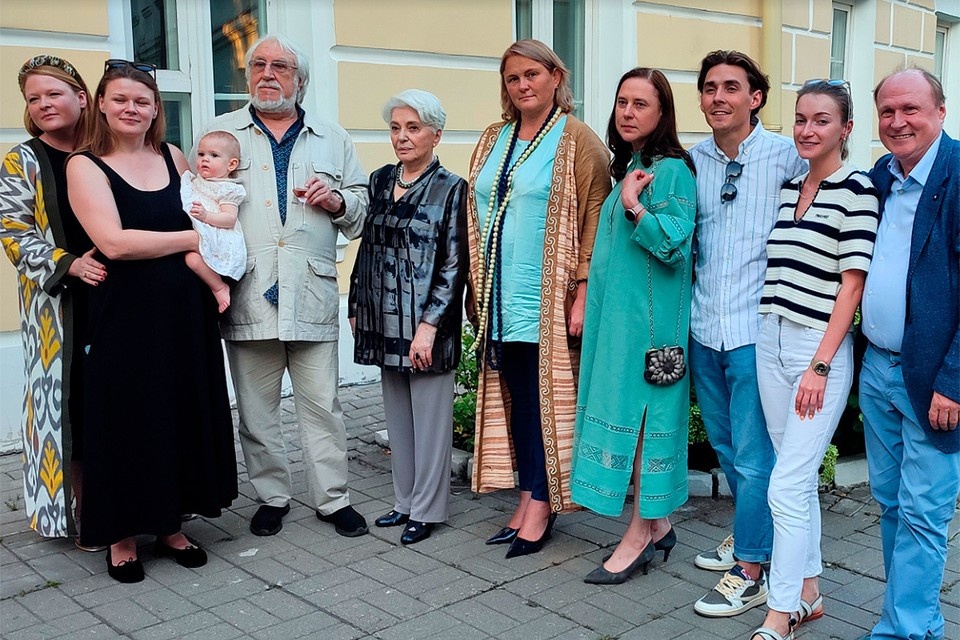    Потомки Льва Толстого и их ближайшие друзья Анастасия ПЛЕШАКОВА