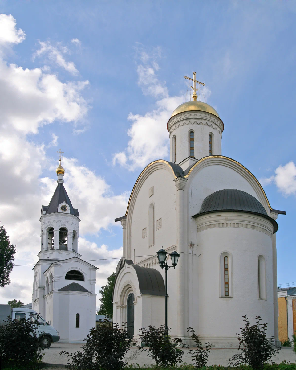 Богородице-Рождественский монастырь — один из древнейших женских монастырей Москвы. Расположен на пересечении улицы Рождественка и Рождественского бульвара. В 1501–1505 годах в обители возвели каменный собор в честь Рождества Пресвятой Богородицы. Новый собор пострадал во время пожара 1547 года, но вскоре был восстановлен.
В 1922 году монастырь был закрыт. С 1989 года в Рождественском соборе возобновлены богослужения. Монастырь вновь существует с июля 1993 года.
Евангельские и Апостольские чтения 04 сентября 2024 г.