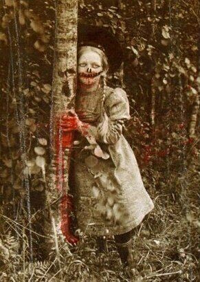 ~4.5 мин.Сначала пропала молодая женщина — провожала мужа в город, обратно шла через лес, но до своего дома не дошла.Потом — пожилой (по деревенским меркам, 62 года) мужчина, собиравший черемшу.Сразу же, не успело следствие раскрутиться — исчезли двое детей.Местные милиционеры решили, что имеют дело с маньяком. Жителям, рвущимся прочесать лес, велели сидеть вечерами по домам, а сами запросили из города помощь.Но разве людей дома удержишь?На следующий же день прибежала девочка — искала козу, которая вечно забирается куда попало, а у брошенного дома на отшибе, за лесной полосой, где трава выше человека, в этой самой траве кто-то дышит. Не как человек и не как зверь, а так, словно воздух через трубку втягивает — с трудом, со свистом.Тут уже мужики сорвались. Милицейского авторитета остановить их не хватило, так что вместе и пошли.«Маньяка» нашли первым. Он соорудил что-то вроде гильотины, но вместо лезвия вниз падал тяжелый камень. Этим камнем его голову о плаху и размозжило. Труп, стоящий на коленях перед плахой, держался на лохмотьях шейных мышц.Остальные трупы были в погребе. Двое были убиты — забиты до смерти обычной палкой. Двое, мужчина и девочка, как потом выяснилось, умерли от остановки сердца, никаких следов физического насилия на них не было.Он жил там тайно около двух недель. Откуда пришел — установить не удалось. Ничего не ел, был истощен. На теле обнаружились многочисленные синяки, царапины разной давности — очевидно, ежедневно истязал сам себя. Ногти на руках были содраны. В углу комнаты, где он устроил себе лежанку, валялись листы бумаги — целые, скомканные или изодранные в клочья. На каждом листе было по одной или две фразы, иногда попытка написать что-то заканчивалась яростными штрихами. Чаще всего встречались слова «простите», «помогите» и «сдохните».«Сегодня 4 августа», — разорвано на мелкие кусочки.«Простите простите она меня увидела я не хотел она бы всем рассказала она так кричала».«Любое зеркало, любое!!!».«Все, все вы, все, пусть вы все вот так».Из пудреницы женщины, погибшей первой, было извлечено зеркало. За домом была обнаружена куча стеклянной крошки, в которой опознали измельченные зеркала. Не разбитые, а целенаправленно истолченные в мелкое крошево.Версия о нарушении психики неопознанного убийцы была вполне логичной, оставалось идентифицировать его. Первый звоночек прозвенел в отчете патологоанатома: из раздробленных костей черепа сложить цельную картину было невозможно, но самих этих костей было в два раза больше, чем нужно.Будь у наших специалистов мощная техника и программы, которыми обеспечены западные медэксперты, можно было бы что-то доказать. Но рисунок, приложенный к отчету — примерная реконструкция черепа убийцы — выглядел просто смешно и нелепо. И страшно, потому что вытянутые вперед челюсти, сросшиеся в подобие трубы, не могли находиться на человеческом лице. Глазницы, по мнению патологоанатома, были каплевидными, вытянутыми в сторону этого рыла.История получила некоторый резонанс, на место убийства периодически приезжали любопытные — есть такая особая порода людей.Двое из них — студенты, парочка, описывали свою «вылазку» на диктофон. Дальнейшее известно из этой записи.В пустом доме они обнаружили следы предыдущих посетителей, недавние надписи на стенах и антикварную, XIX века, открытку из серии о хороших манерах. На открытке была изображена девочка, стоявшая на коленях на пуфике у трюмо и показывающая своему отражению язык. Надпись гласила: «Воспитанные дети не искажают лиц, ибо рискуют остаться такими навсегда».Следующей находкой было пыльное зеркало на столе. Последние связные слова на диктофоне были такие:ОНА: Дурак, ты что рукавом, я сейчас тряпку принесу (уходит в другую комнату).ОН: Слушай, да оно кривое какое-то! Смотри, какой у меня роооооо...Звук «о» все тянулся, словно парень не мог закрыть рот, становясь все громче, пока не перекрылся визгом девушки.Девушку нашли на том же месте, причина смерти — остановка сердца.Он покончил с собой, прыгнув в колодец, предварительно разодрав свое лицо, голову и плечи ногтями.Кости его черепа были деформированы невозможным образом — верхняя челюсть изгибалась так, что не закрывающаяся пасть доходила до надбровных дуг, поглотив отверстие носа и разведя глаза в стороны, к ушам. Нижняя челюсть срослась подбородочным выступом с ключицами.Лицо девушки было изуродовано только с одной стороны — той, которая была бы видна в зеркале, если бы оно стояло на столе. В гротескном выражении ужаса правый ее глаз был распахнут и выпучен. Не только глазница, но и само глазное яблоко были увеличены более чем в два раза.Зеркала в комнате не было.Через четыре дня следователь, который вел это дело, не вышел на работу и бросил мне на почту письмо с просьбой как можно быстрее зайти к нему домой.Входная дверь была открыта, к двери спальни скотчем был приклеен конверт. На самой двери — надпись: «Я в спальне. Сначала прочитай».Это был очень краткий отчет о последнем дне его жизни.«Я скопировал открытку. Не знаю, зачем. Не знаю, в ней ли дело, но, на всякий случай, ксерокопию я сжег.Зеркало, действительно, подходит любое.Случилось внезапно, рано утром, в 5:35, когда зашел в ванную бриться. Больно не было. И сейчас не больно.В зеркало смотреться необязательно, достаточно оказаться в поле его отражения. Каждый раз все хуже. Пытался что-то исправить, стоя перед зеркалом. Еще хуже. Зеркала завесил.Зрение в порядке, хотя вижу в основном свой же глаз. Слух в норме. Давление повышенное, пульс учащенный, сердце бьется с перерывами. Температура низкая — 35,4 градуса.Повышенной агрессивности за собой не заметил, однако мысль взять оружие, выйти на улицу и захватить с собой как можно больше человек — была. Мотив такой: они не виноваты, но и я не виноват, так почему это мне одному? Но мысль эту отбросил довольно легко.Не могу не думать о деле ХХХХ-ХХХ. Испытываю даже удовлетворение оттого, что мне не нужно изобретать подобный способ самоубийства.Приношу извинения за то, что не даю возможности исследовать себя, но существовать в подобном виде не могу.Завещание написать не успел. Хотел бы, чтобы квартира досталась дочери от первого брака».Я вызвал коллег, и в спальню мы зашли вместе. Он лежал на кровати, подстелив под голову клеенку. Стреляя в правое ухо, к левому он прижимал подушку, поэтому крови практически не было видно. Рядом на тумбочке лежали все его наличные деньги и документы.То, что осталось от лица, напомнило нам его привычку хмуриться, отчего через весь лоб пролегала вертикальная морщина. Сейчас все его лицо, от подбородка до лба, было разделено вертикальной щелью, в которую провалились рот и нос, а глазницы располагались друг напротив друга. Стреляя в ухо, он выбил себе оба глаза.В течение месяца наш отдел был расформирован. Большинство из нас сменили род деятельности. Новости друг о друге мы стараемся не узнавать. Каждый раз, подходя к зеркалу, я обливаюсь холодным потом и вспоминаю: «Зеркало, действительно, подходит любое».