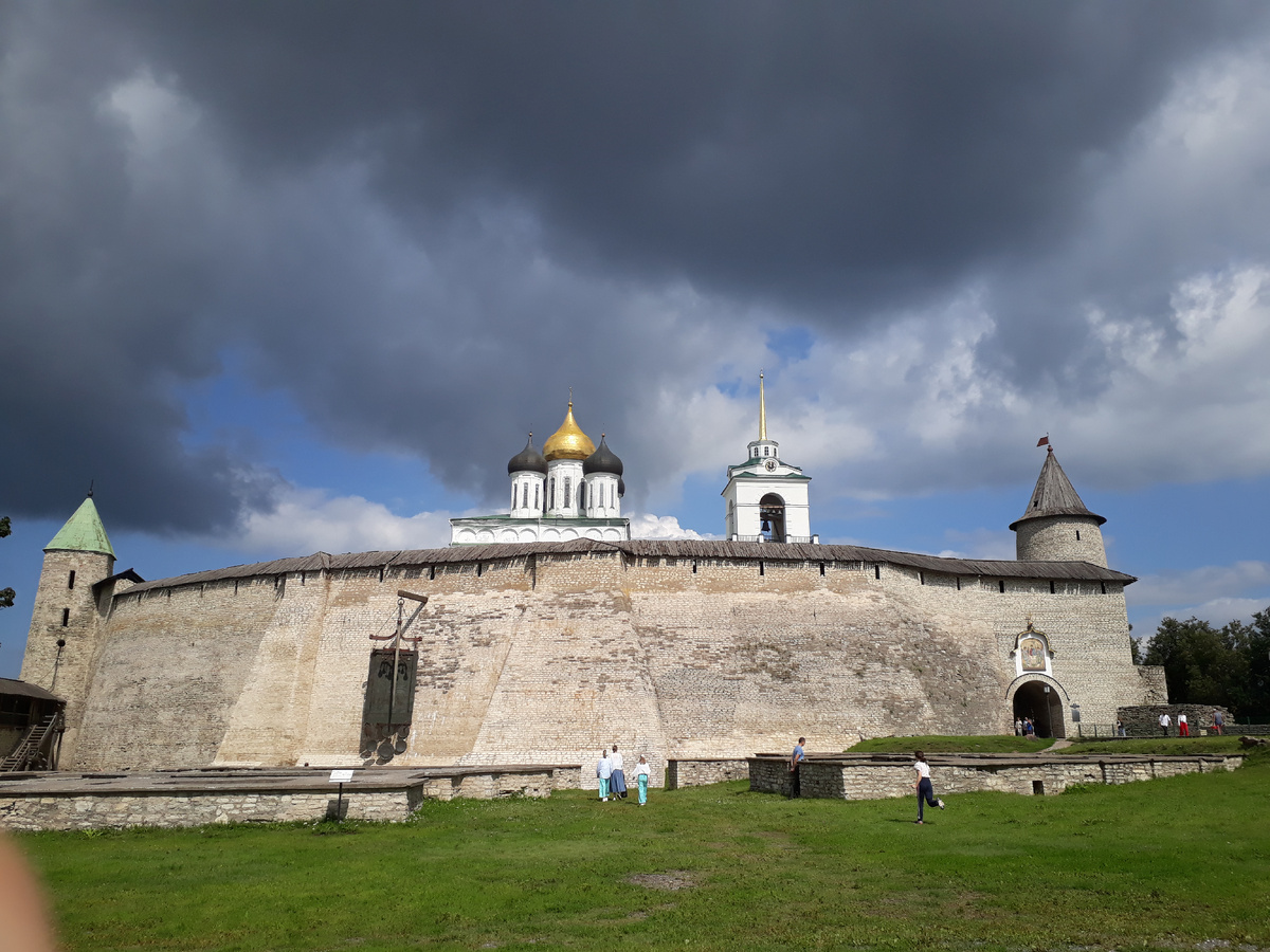 Вид на Кремль из Довмонтова города