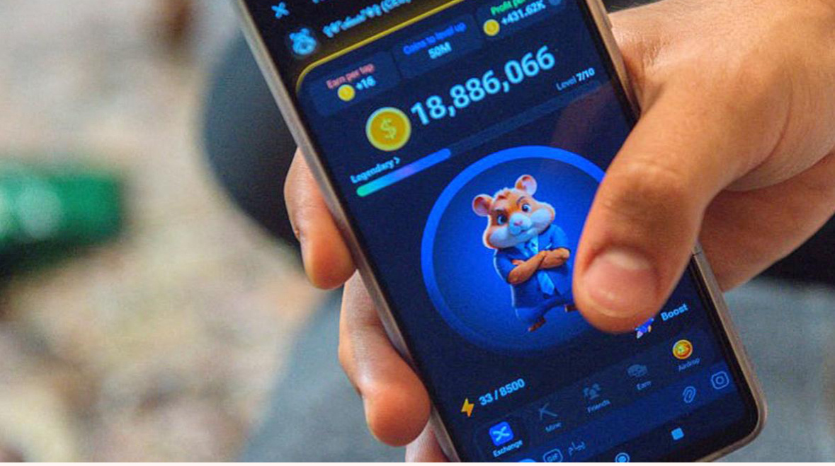 Инвесторы компании Arenum потребовали от ее основателя Эдуарда Гуриновича разделить прибыль после успеха игры-кликера Hamster Kombat. Предприниматель разработал популярный криптовалютный кликер и скрыл свою связь с ним, считают они. Об этом «Ведомостям» рассказали три собеседника, близких к разным инвесторам компании.
Hamster Kombat – это мини-приложение в мессенджере Telegram, вышедшее 26 марта 2024 г. Суть игры заключаются в том, что пользователи должны очень быстро нажимать пальцем – «тапать» – на изображение хомяка. За каждый клик пользователю начисляется внутриигровая валюта. К началу августа 2024 г. игра насчитывала 300 млн пользователей. За месяц своего существования официальный канал Hamster Kombat в YouTube, запущенный в конце мая, принес создателям $5,2 млн рекламных доходов, писал «Коммерсантъ» в июле. Размер ежедневного дохода растет с количеством игроков. На 26 сентября Hamster Kombat запланировала листинг токенов игры HMSTR на криптобирже OKX.
