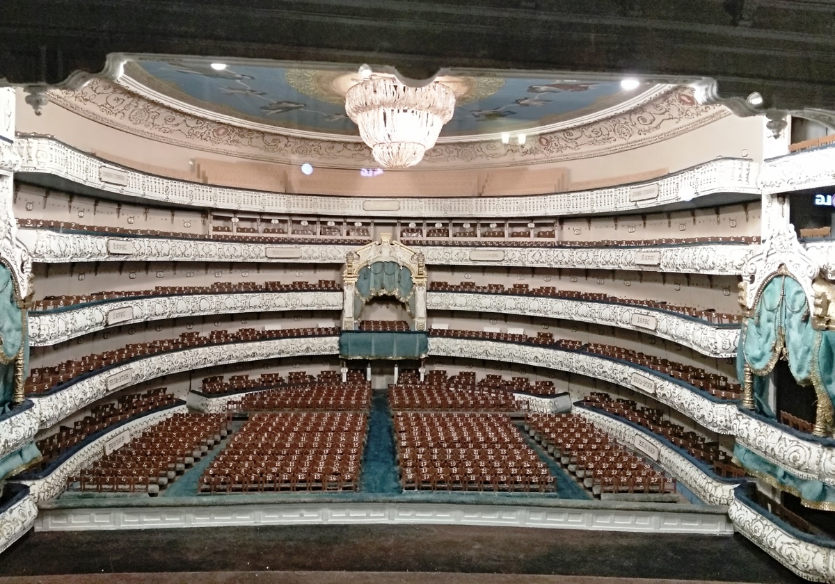 Макет зала, размещённый в фойе Мариинского театра.