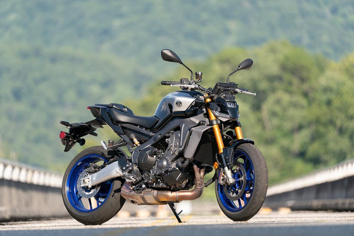 Модель Yamaha MT-09 SP, новинка 2024 года, получила эксклюзивную двухцветную окраску в стиле R1M