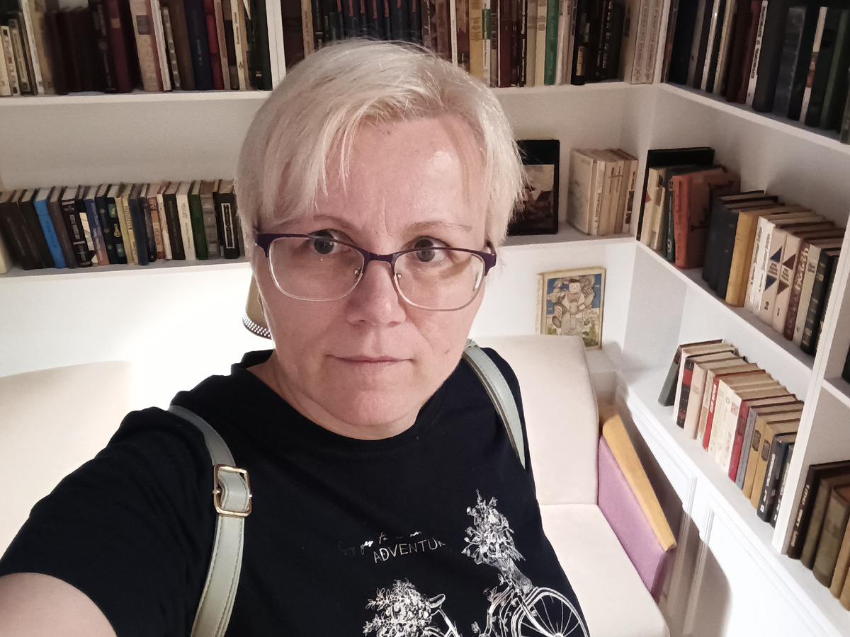 Автор среди книг в музее "Слово"