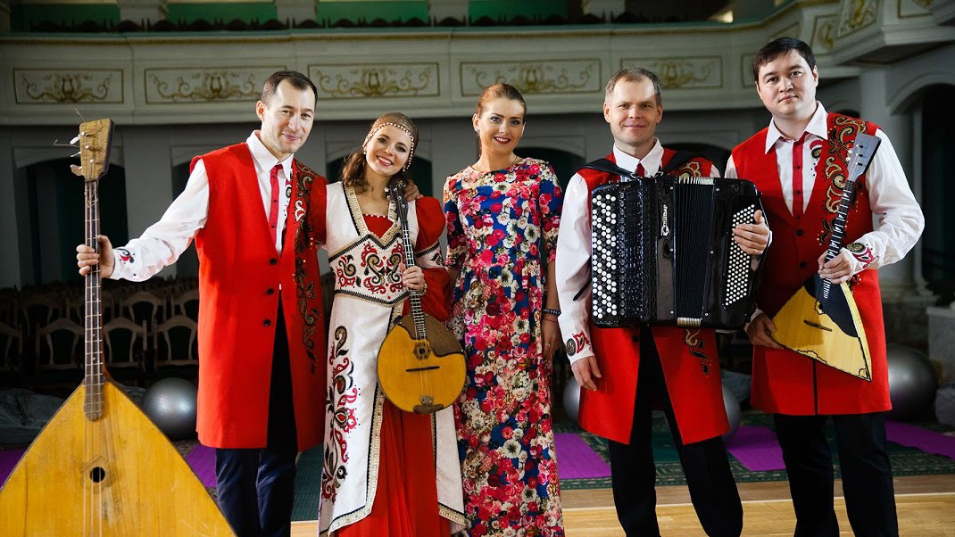 "Балалайка-Бэнд" - ансамбль русских народных инструментов и певица, Народная артистка Республики Башкортостан Алёна Завьялова.