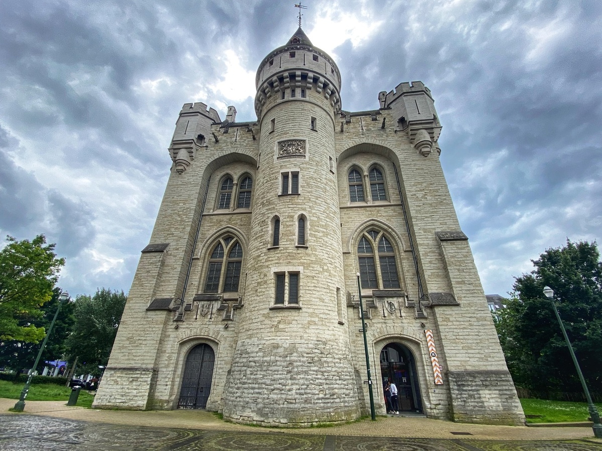 Халлепорт — средневековые городские ворота Брюсселя, ныне функционирующий музей.