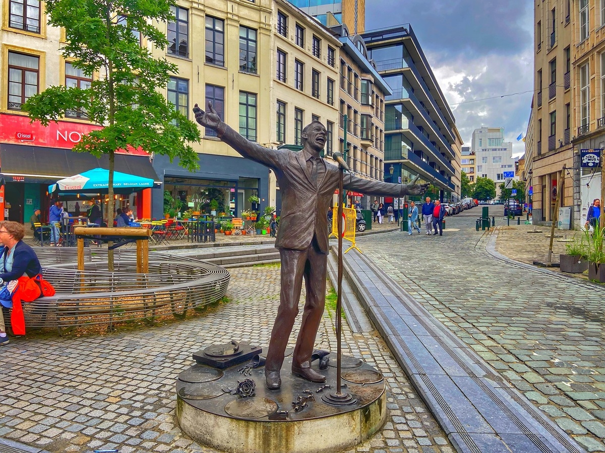 Статуя Жака Бреля