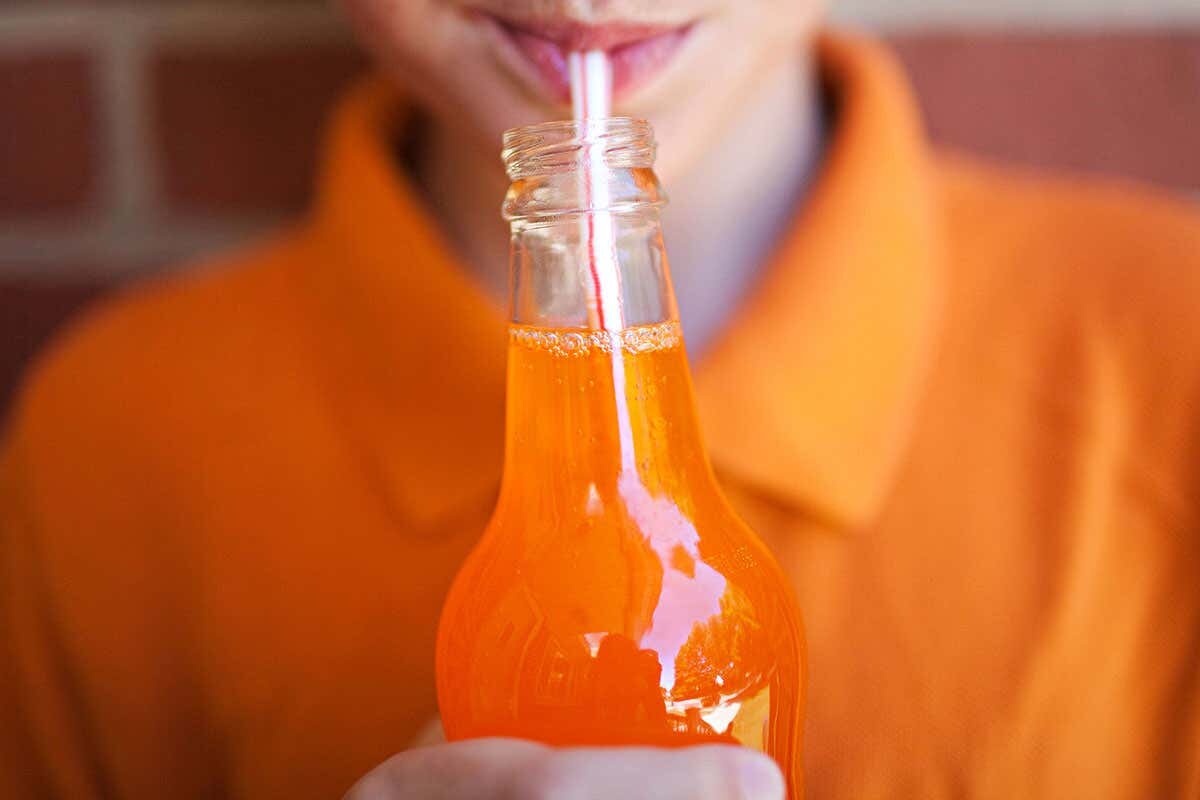 Продукты с консервантами и красителями, антибиотиками и другими добавками оказывают негативное влияние на мозг и нервную систему.              