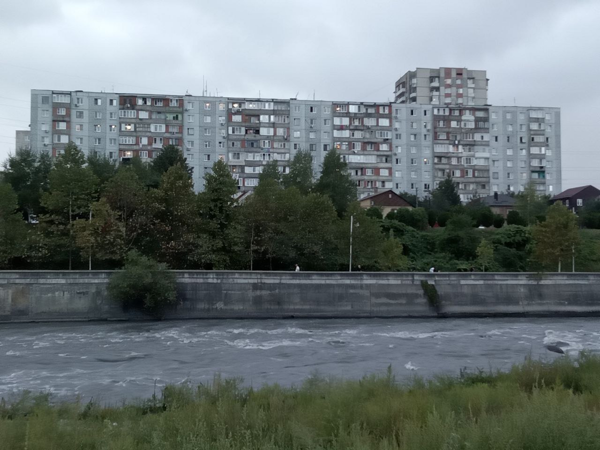 Наш дом. Вид со стороны Терека. (фото моё)