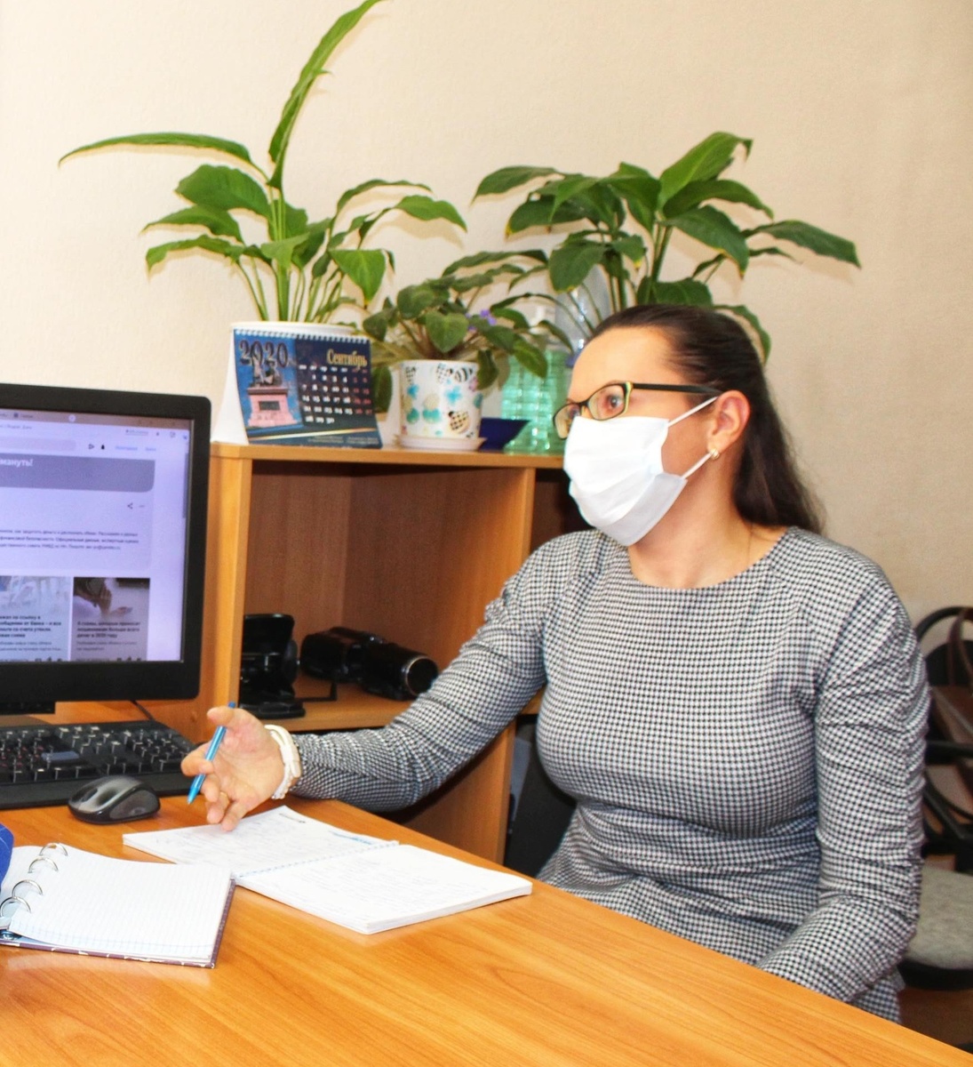 Главный вопрос - как взрослого человека смогли убедить продать две квартиры, машины и перечислить деньги на липовые счета. Фото Натальи Багровой. 