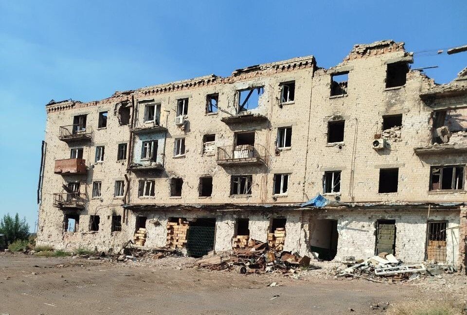 Соледар спустя 1,5 года после освобождения. Реальные работы по восстановлению города могут начаться не ранее завершения битвы за Часов Яр и освобождения Северска, источник – Телеграм-канал Colonelcassad