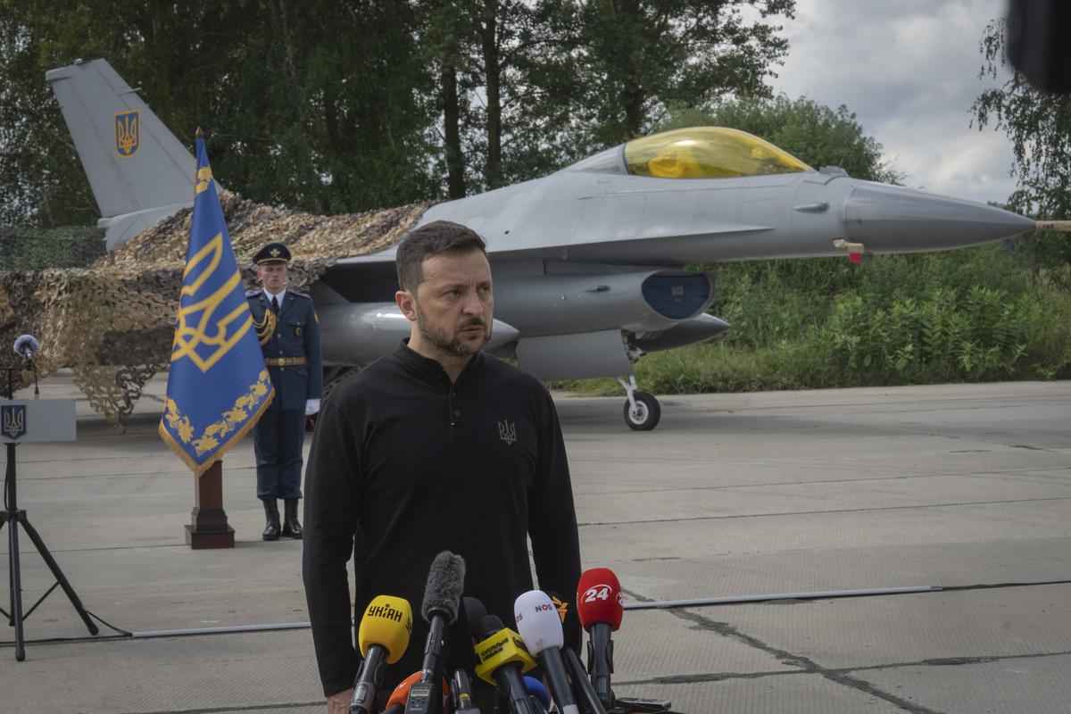     Владимир Зеленский на фоне переданного ВСУ истребителя F-16 / AP / Efrem Lukatsky