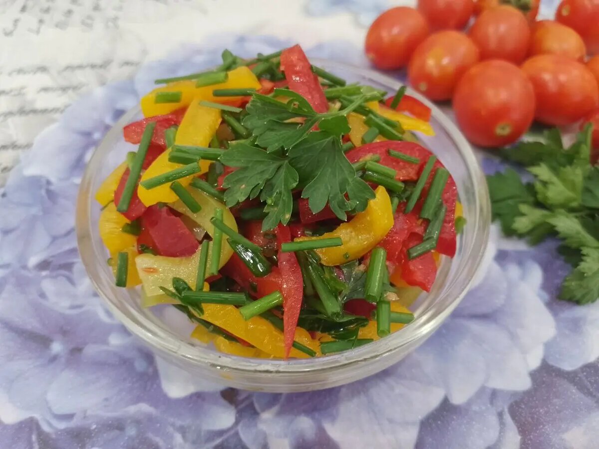 Салат из сладкого перца и зелени