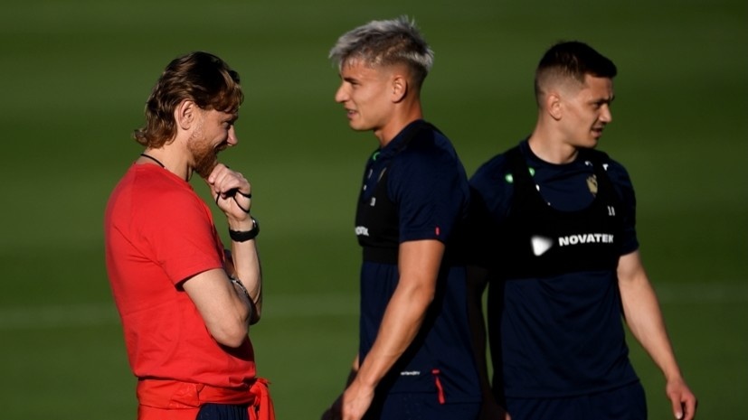     Главный тренер сборной России Валерий Карпин и футболисты Андрей Мостовой и Иван Обляков РИА Новости Алексей Филиппов