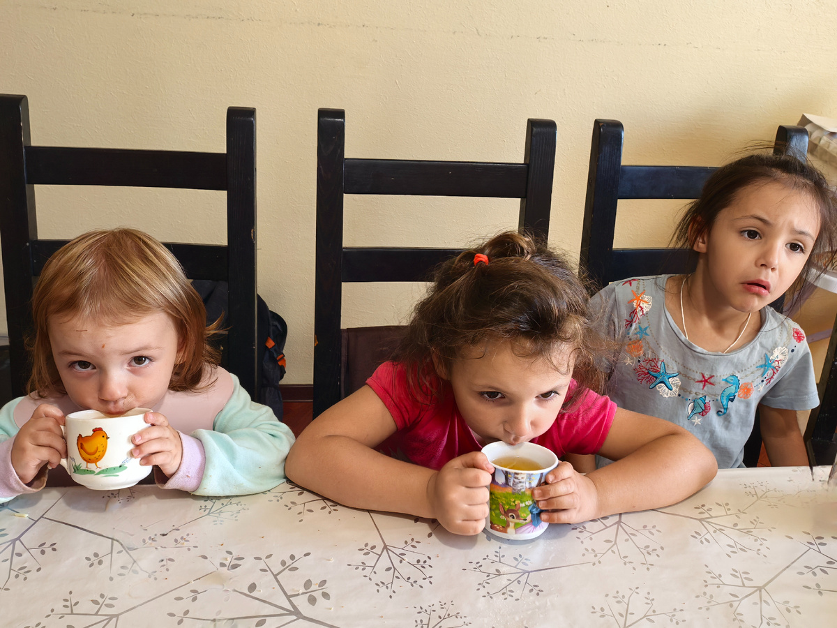 Суровые девчата пьют чай