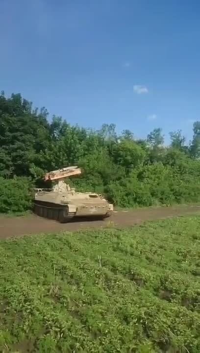 На вооружении ВСУ засветился иорданский ЗРК 9К35 «Стрела-10» в характерном пустынном камуфляже.

Данный ЗРК был модернизирован уже на территории Украины путем установки современного электрооптического визира «Валли» от одесской компании «КБ Технари», позволяющего устаревшим «Стрелам» гораздо эффективнее бороться с беспилотниками.

Судя по видео, иорданская «Стрела-10» ведет огонь иорданскими же зенитными ракетами 9М37М, ранее уже неоднократно замеченными на вооружении противника. 
