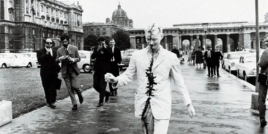 Гюнтер Брус, 1965. Перформанс "Венская прогулка". Фото: Fotoatelier Laut